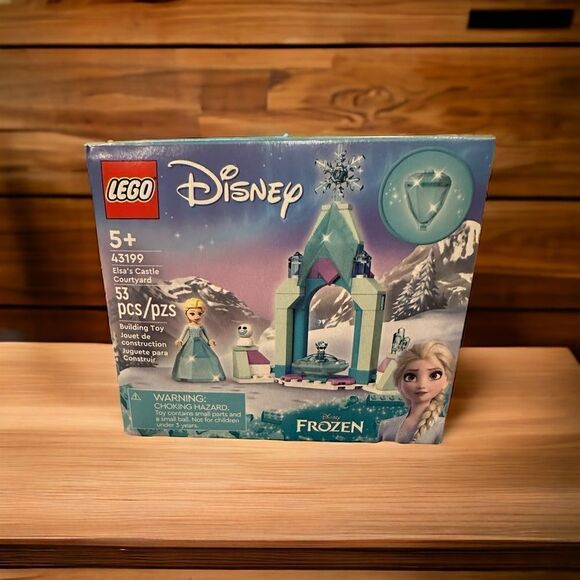 LEGO Disney Princess: Elsa’s Castle Courtyard (43199) - Picture 4 of 7